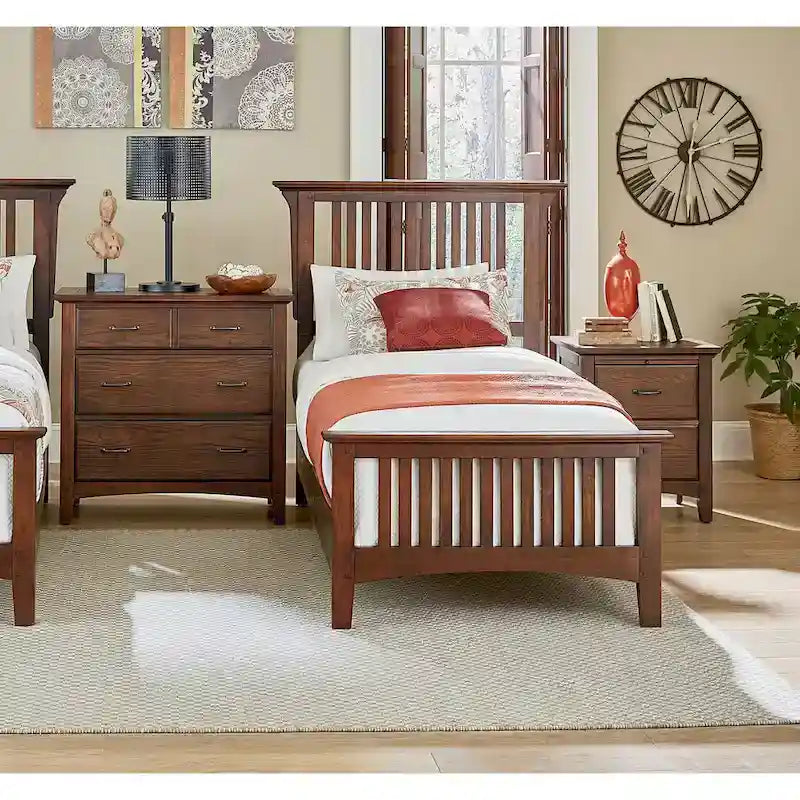 Mission-stijl houten bedframe met vintage eiken afwerking