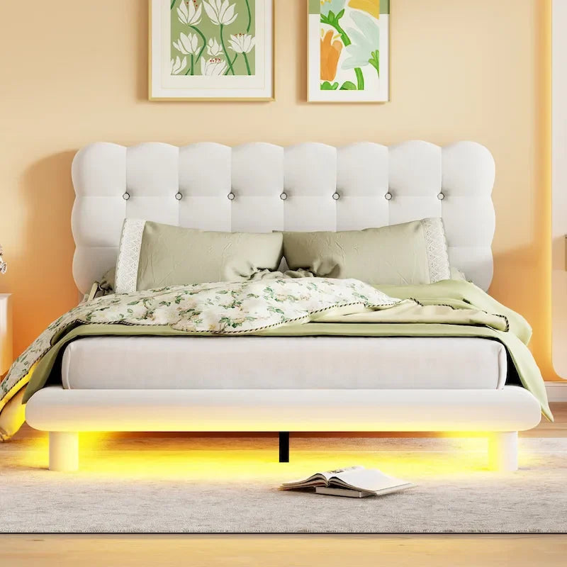Tweepersoonsbed met fluwelen platform en LED-frame en gecapitonneerd hoofdeinde, beige