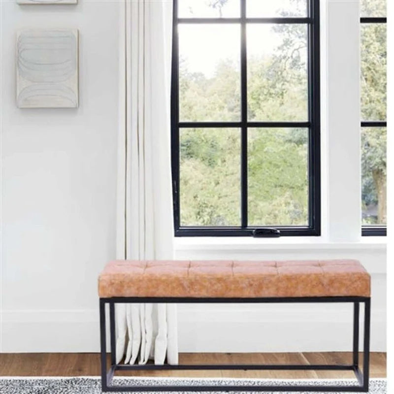 Moderne gestoffeerde bank met metalen frame