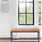 Moderne gestoffeerde bank met metalen frame