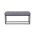 Moderne gestoffeerde bank met metalen frame